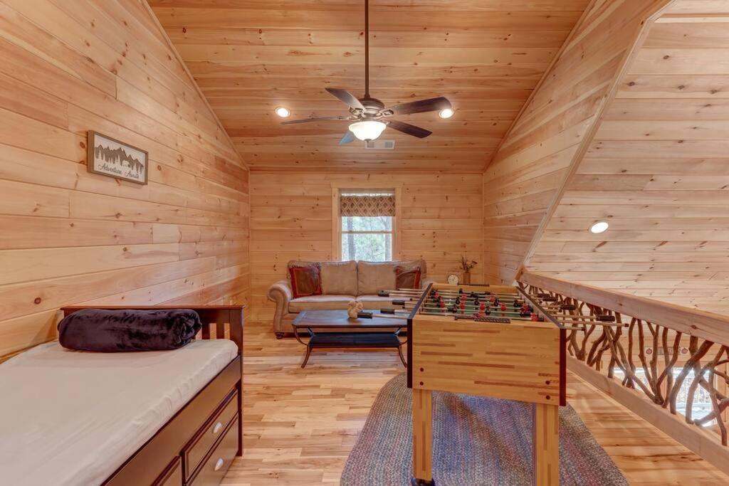 Hot-tub 6 Seater, Fire-pit, Master King Bed, Wineries, Pickleball, Amenities Holiday home Ellijay