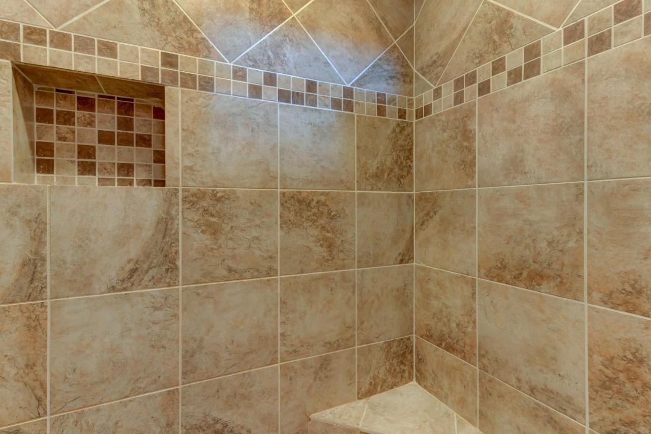Hot-tub 6 Seater, Fire-pit, Master King Bed, Wineries, Pickleball, Amenities Holiday home *