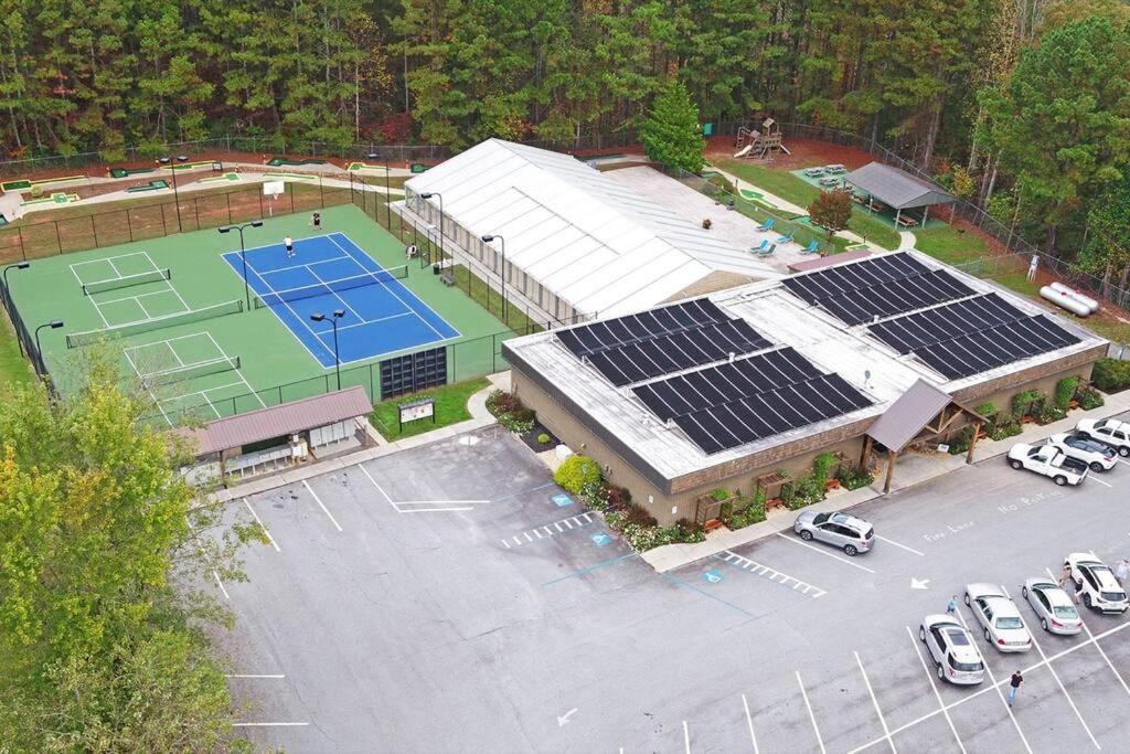 Indoor Outdoor Pools Hot Tub 6 Seater Fire Pit Wineries Pickleball Holiday home Ellijay